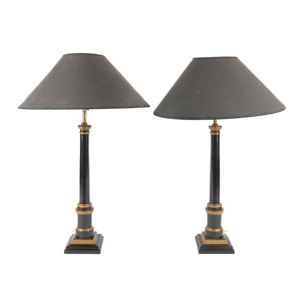 A PAIR OF GILT DECORATED BLACK EBONISED COLUMN TABLE LAMPS (2)
