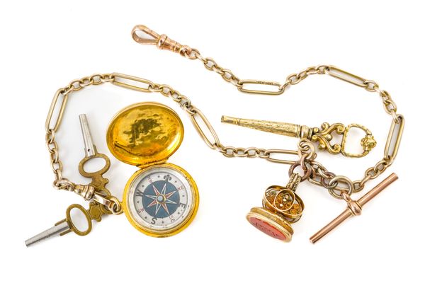 A GOLD WATCH CHAIN WITH FIVE FITTINGS (6)