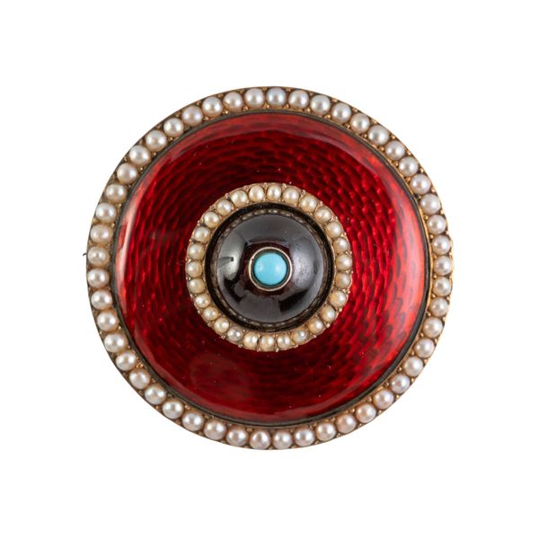 A CIRCULAR ENAMEL BROOCH