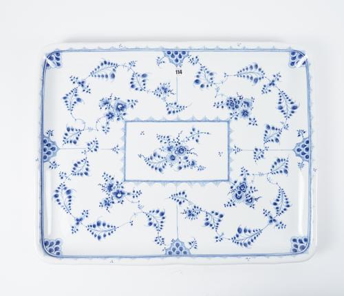 AN EXCEPTIONALLY LARGE ROYAL COPENHAGEN BLUE AND WHITE RECTANGULAR TRAY (2)