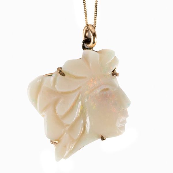 A CARVED OPAL PENDANT NECKLACE