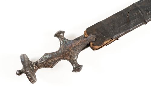 A INDO-PERSIAN TALWAR WITH ENGRAVED HILT AND LEATHER-COVERED WOODEN SCABBARD