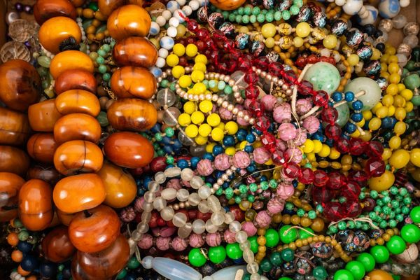 A GROUP OF ANTIQUE AND VINTAGE BEAD NECKLACES (QTY)