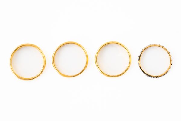 A GROUP OF FOUR 22CT GOLD WEDDING BANDS (4)