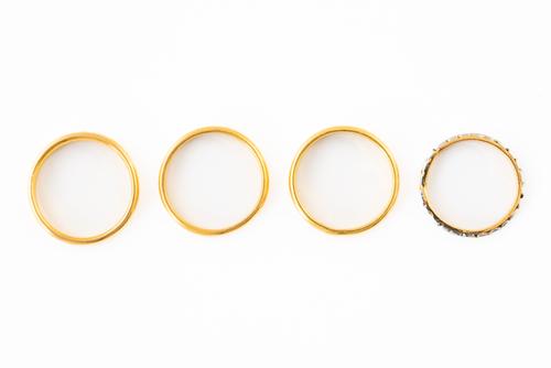 A GROUP OF FOUR 22CT GOLD WEDDING BANDS (4)