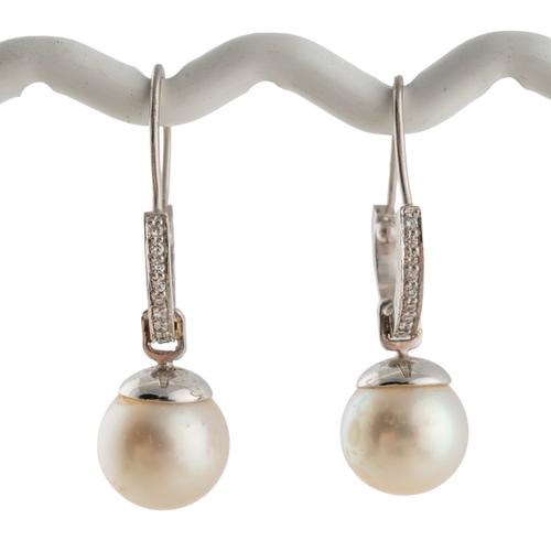 A PAIR OF PEARL DROP EARRINGS