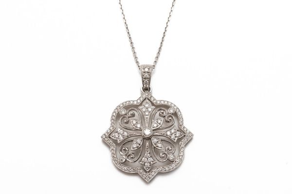 A DIAMOND SET PENDANT NECKLACE