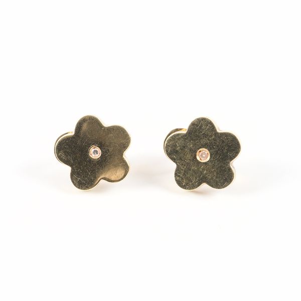 A PAIR OF GOLD AND DIAMOND EARRINGS