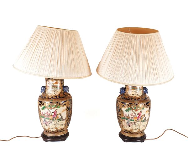 A PAIR OF GILT DECORATED CERAMIC VASE TABLE LAMPS (2)