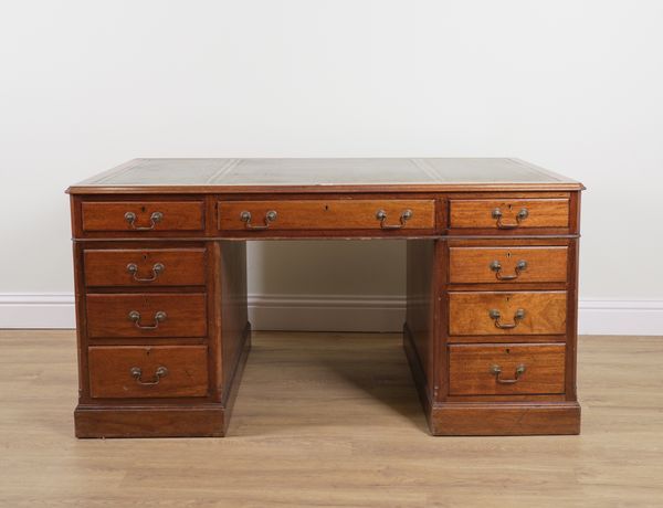 AN EARLY 20TH CENTURY MAHOGANY NINE DRAWER PEDESTAL DESK