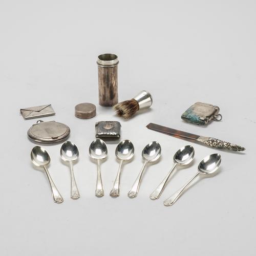 A GROUP OF SILVER AND SILVER MOUNTED WARES (15)