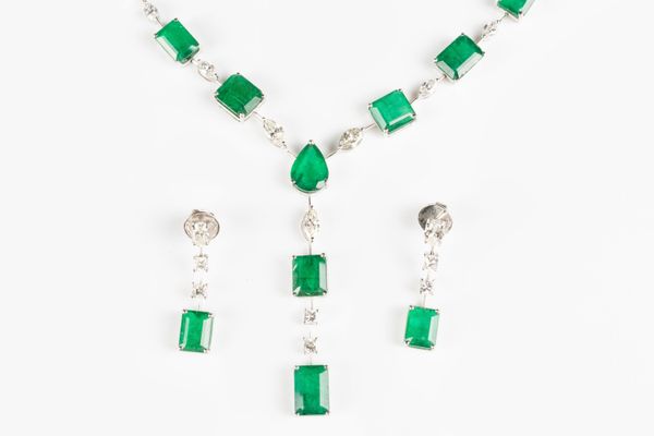 AN EMERALD AND DIAMOND NECKLACE AND EARRING SET