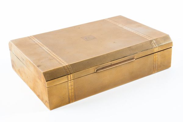 A 9CT GOLD MOUNTED RECTANGULAR TABLE CIGARETTE BOX