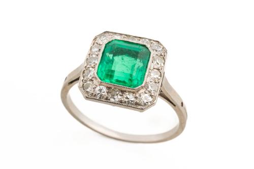 AN EMERALD AND DIAMOND CLUSTER RING