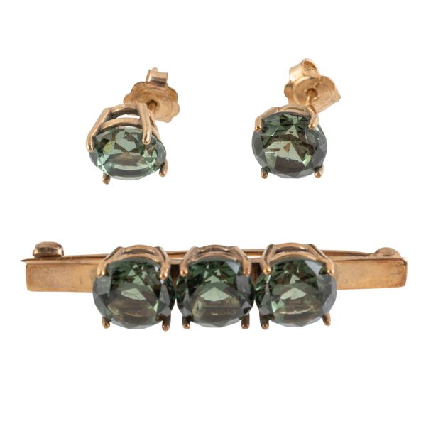 A PAIR OF SYNTHETIC SPINEL EARRINGS AND A BROOCH (3)