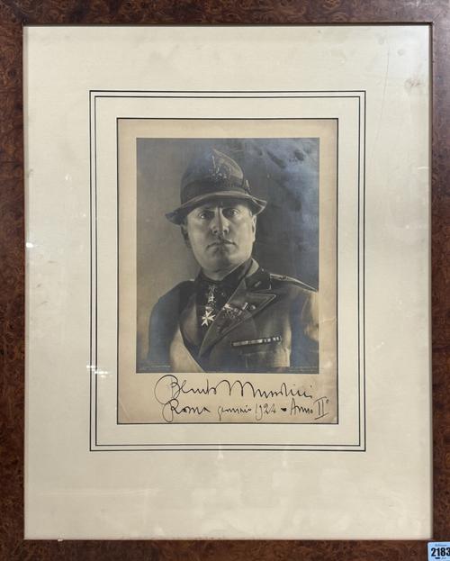 A FRAMED AND GLAZED PHOTOGRAPH OF MUSSOLINI BEARING A SIGNATURE DATED 1924