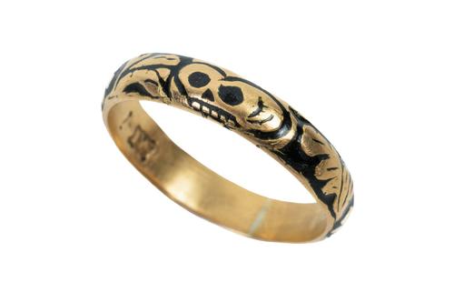 AN 18TH CENTURY BLACK ENAMELLED MEMENTO MORI MOURNING BAND RING