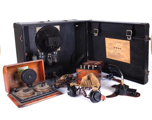 ARDENTE PREMIERVOX - AN EARLY 20TH CENTURY VALVE AMPLIFIER TOGETHER WITH VINTAGE RADIO ITEMS CASED