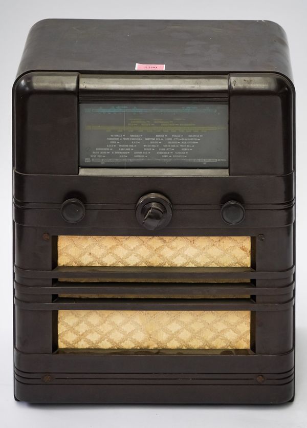 A MID 20TH CENTURY BAKELITE VALVE RADIO