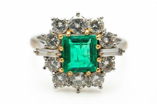 AN EMERALD AND DIAMOND CLUSTER RING (2)