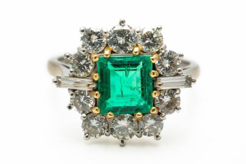 AN EMERALD AND DIAMOND CLUSTER RING (2)