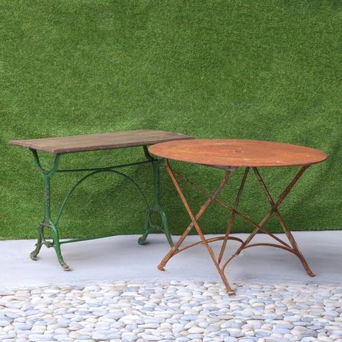 AN EARLY 20TH CENTURY CIRCULAR METAL FOLDING GARDEN TABLE (2)