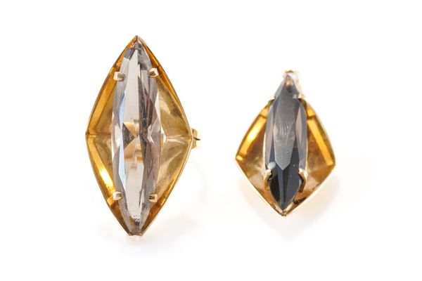 A 9CT GOLD AND SMOKY QUARTZ RING AND A 9CT GOLD AND SMOKY QUARTZ PENDANT (2)