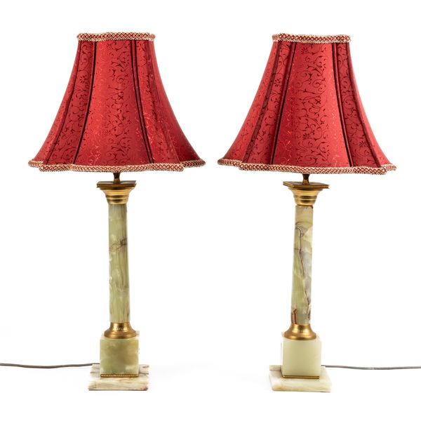 A PAIR OF GILT METAL MOUNTED ONYX DORIC COLUMN TABLE LAMPS (2)