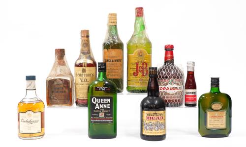A MIXED GROUP OF SPIRITS INCLUDING A BOTTLE OF DALWHINNIE 15 YEARS OLD SCOTCH WHISKY IN BOX (10)