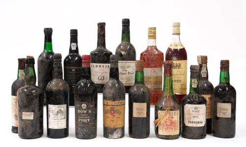 SIXTEEN BOTTLES OF MOSTLY PORT INCLUDING A BOTTLE OF DOW'S 1960 VINTAGE PORT (16)