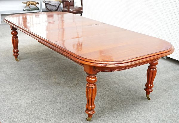 An early Victorian style mahogany extending dining table (3).