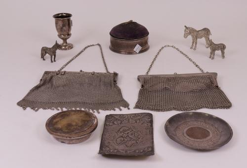 A silver mounted pin cushion box and further items, (10)