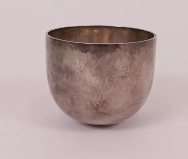 A silver tumbler cup, having martele decoration, height 7cm, London 2010, maker's mark DEC, weight 290 gms.   7111