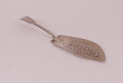 A George IV silver fiddle pattern fish slice.