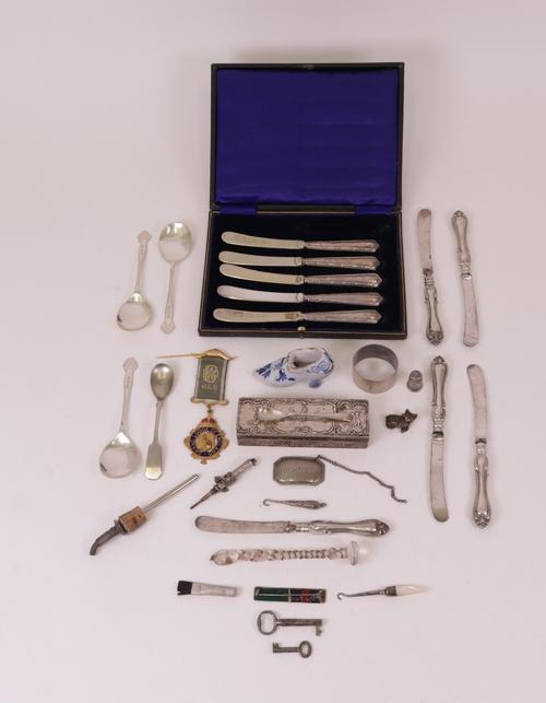 A silver rectangular box and further items, (qty)