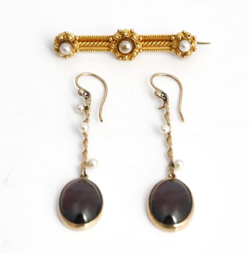 A gold bar brooch and a pair of earrings, (2).