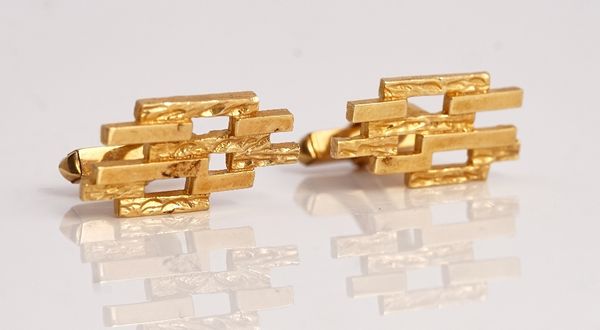 A pair of 9ct gold cuffllinks.