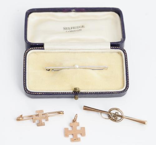 Three brooches and a pendant, (4).