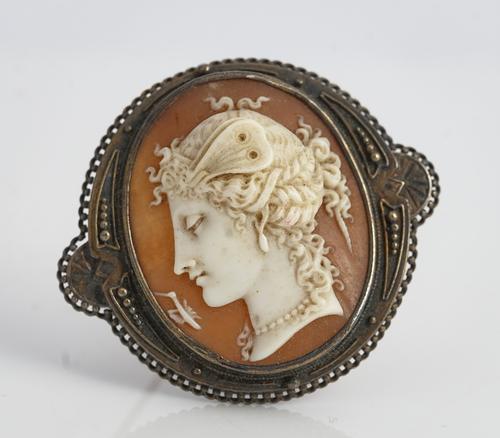 A Victorian cameo brooch.