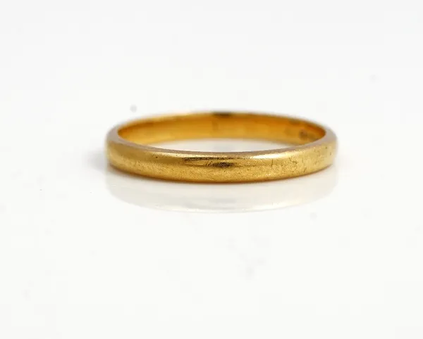 An 18ct gold plain wedding ring, ring size O, the hallmark rubbed, weight 2.9 gms.
