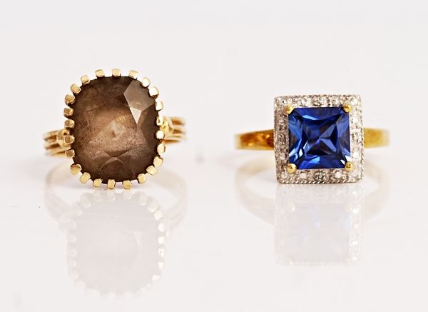 Two gem set rings, (2).