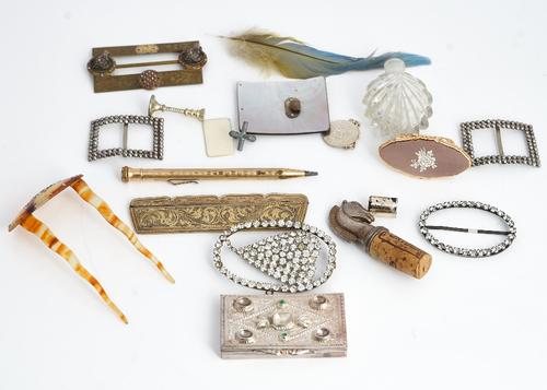 A large collection of costume jewellery and vertu.