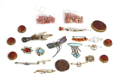 A group of brooches and further items, (qty)