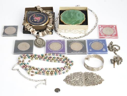 An Asian waist belt buckle and further items, (15)