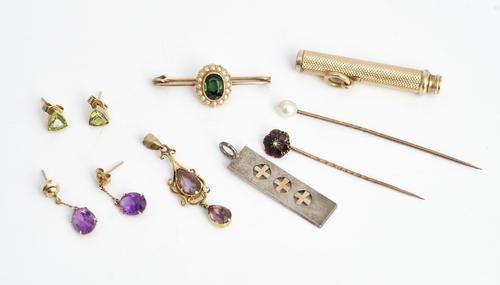 Seven items of jewellery and a propelling pencil, (8).