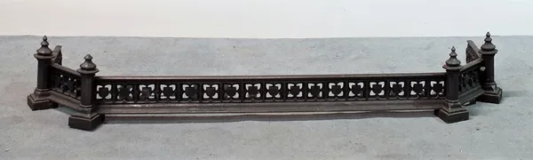 A modern cast-iron fender with pierced decoration, 135cm wide; 22cm high