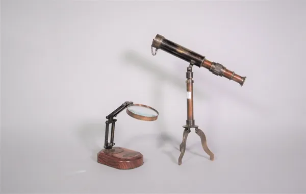 A 19th century table top magnifying glass on stand, 14cm high