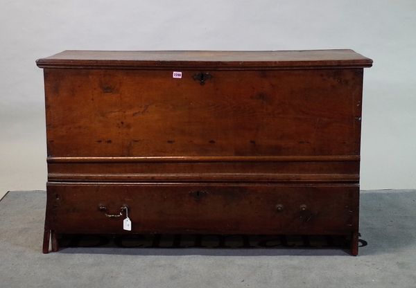 An 18th century oak mule chest, with moulded hinged top over one long drawer