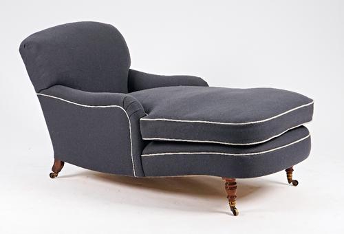 In the style of Howard & Son, a mahogany framed chaise longue on turned front supports