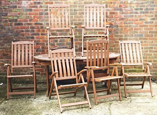 A hardwood rounded rectangular extending garden table with two extra leaves (9).